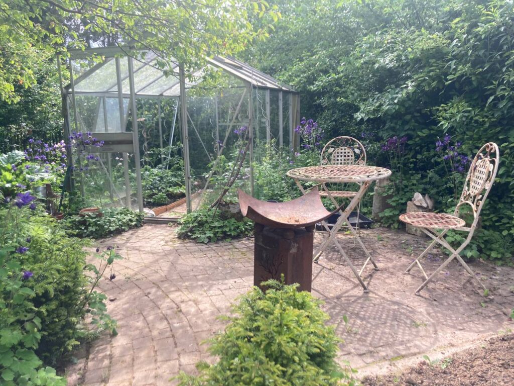 garten und gartenhaus der spiralfrau