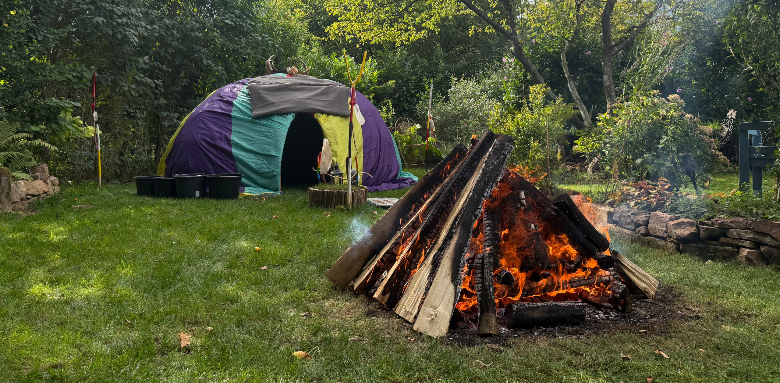 schwitzhütte mit feuer im odenwald